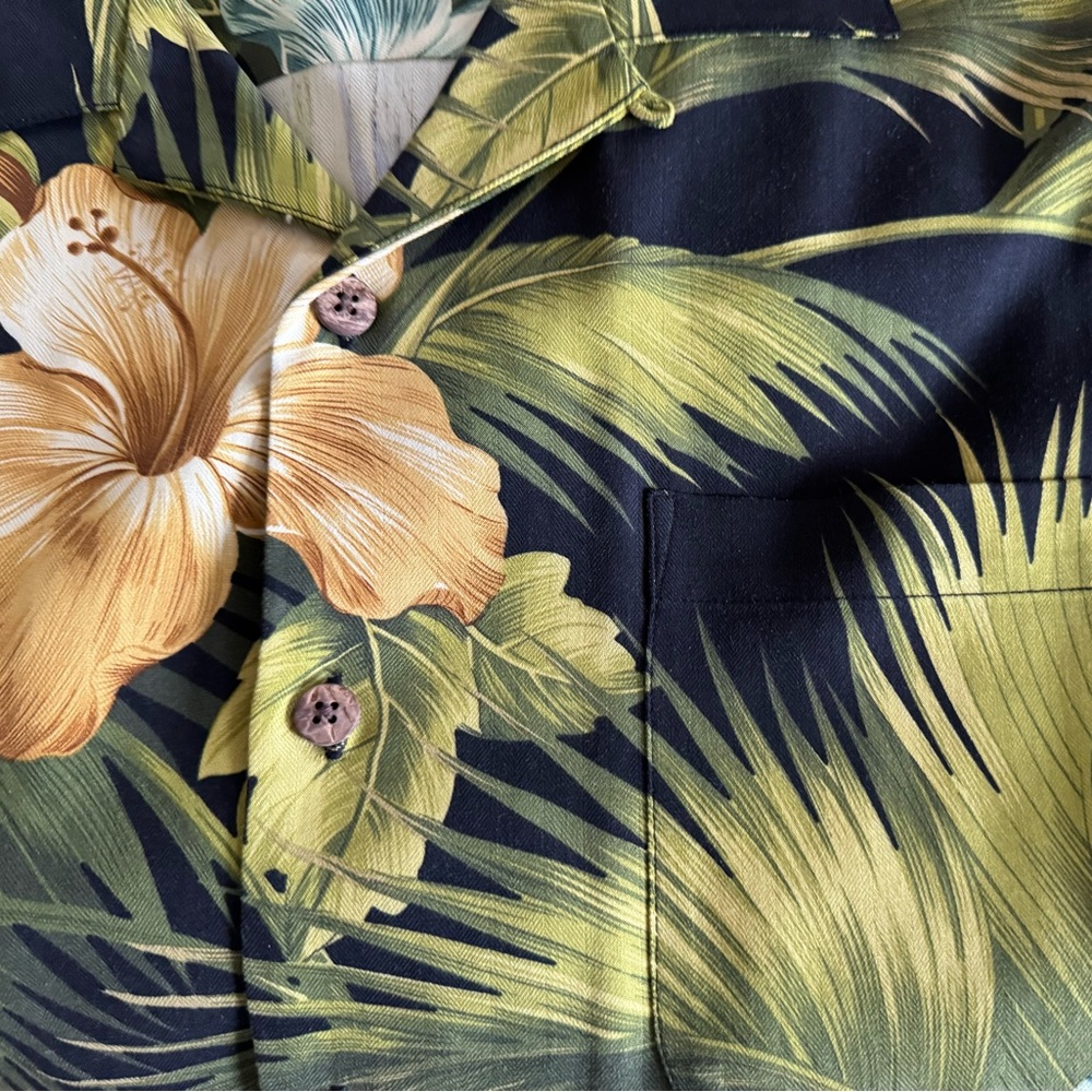 Tommy Bahama Men's XL Silk Tropical Hawaiian Cruise Button Down Shirt - Picture 3 of 7
